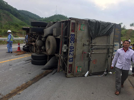 Chiếc xe tải chở hoa quả từ hướng Lào Cai về xuôi đã bất ngờ bị lật nghiêng.
